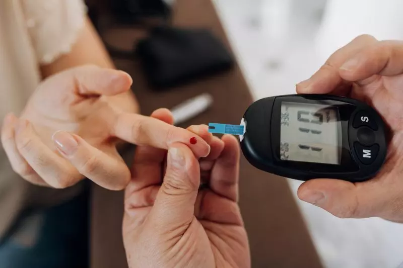 enfermeira-medindo-glicemia-de-paciente-com-diabetes-800x533