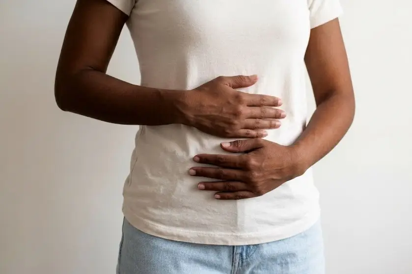 Mulher com a m&atilde;o na barriga