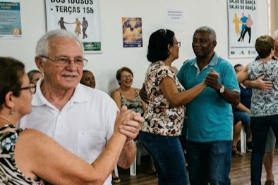 Idosos fazendo aula de dan&ccedil;a